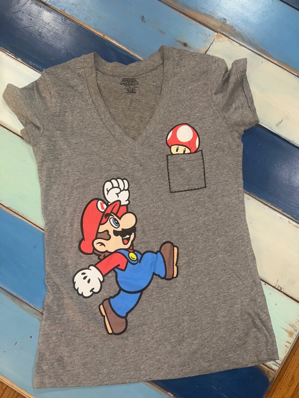 Super Mario Nintendo Gray V-Neck Pocket Graphic Tee Women’s XL